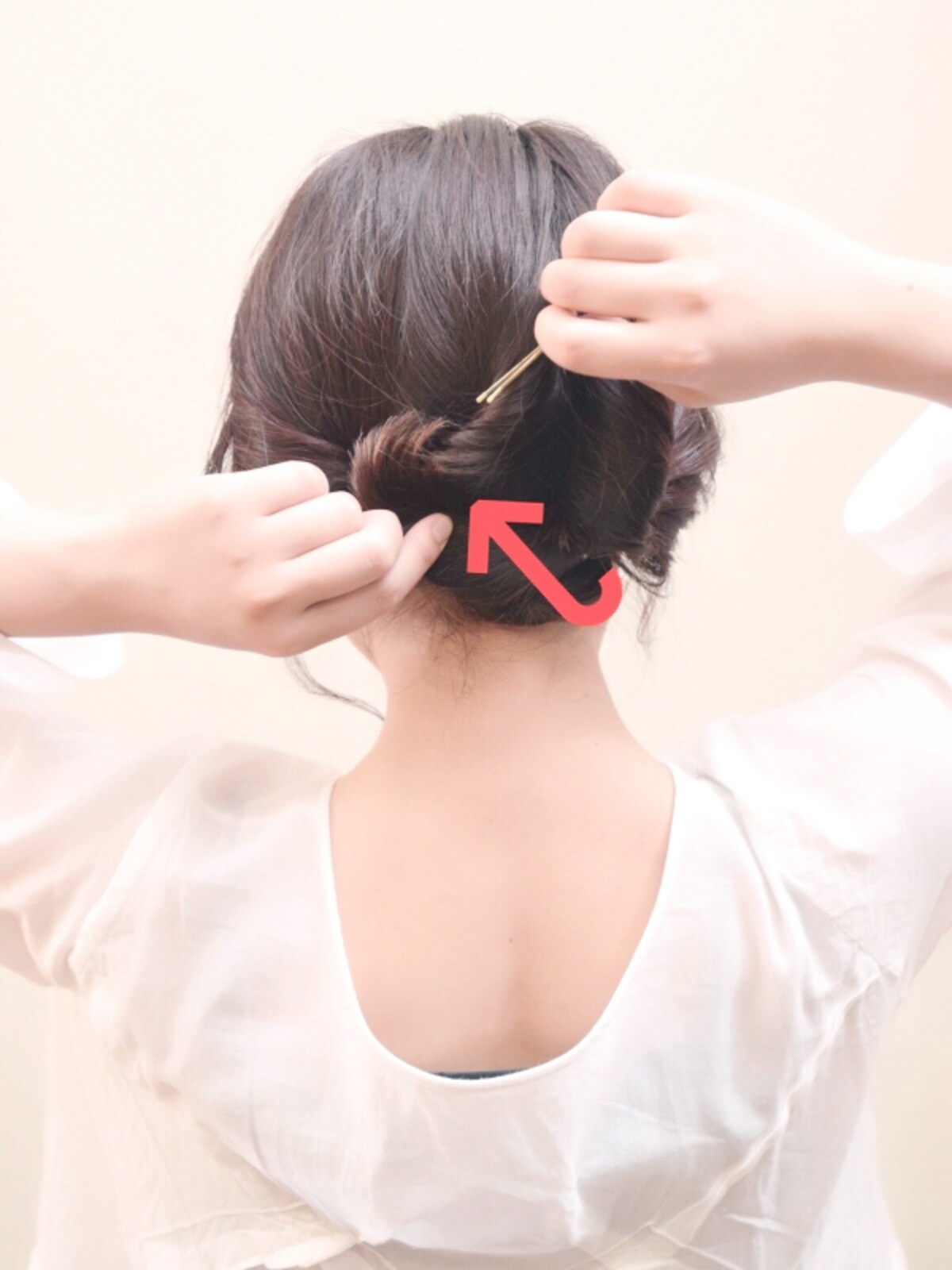 矢印の方向にねじりなが留めていく