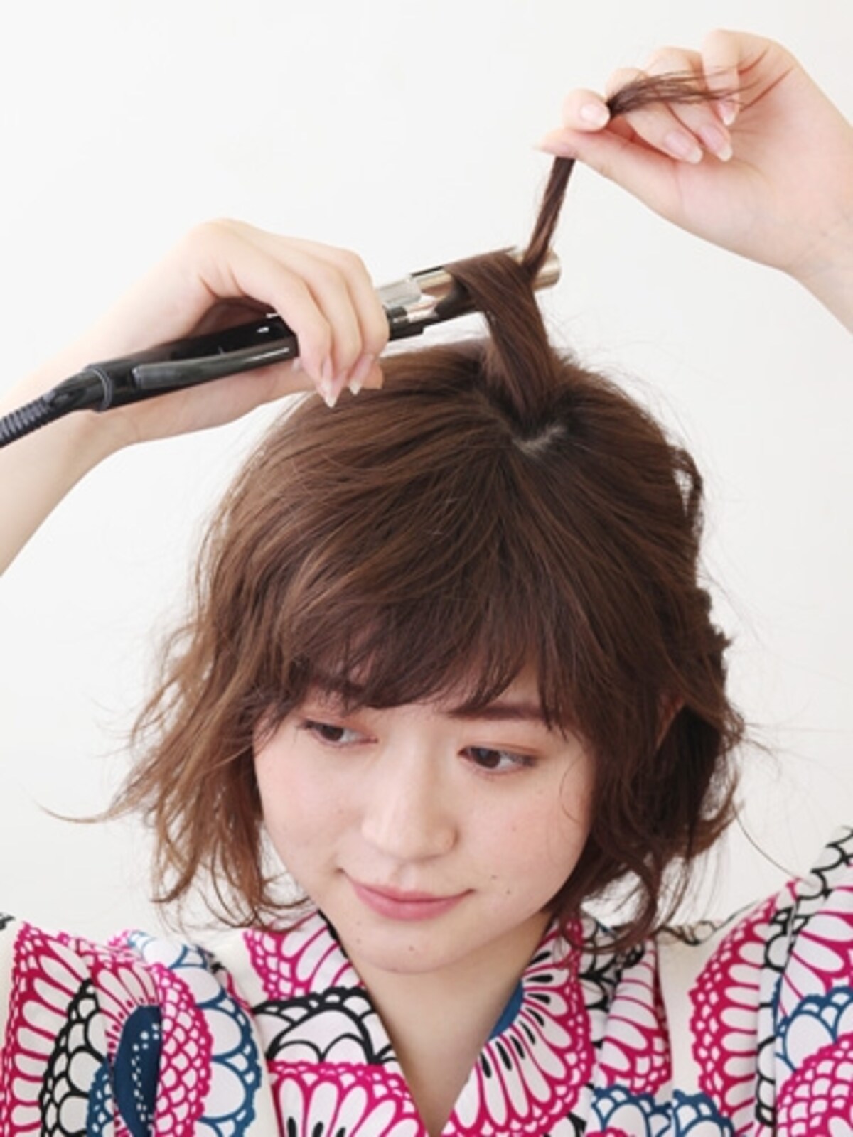全体をコテで巻く。トップは根元を立ち上げるように