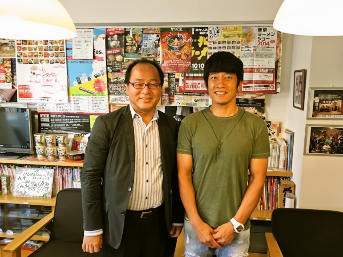 自称「日本一ラーメンを食べた男」大崎裕史（左）が、「ミスターラーメン」こと、せたが屋代表　前島司氏（右）を突撃インタビュー！