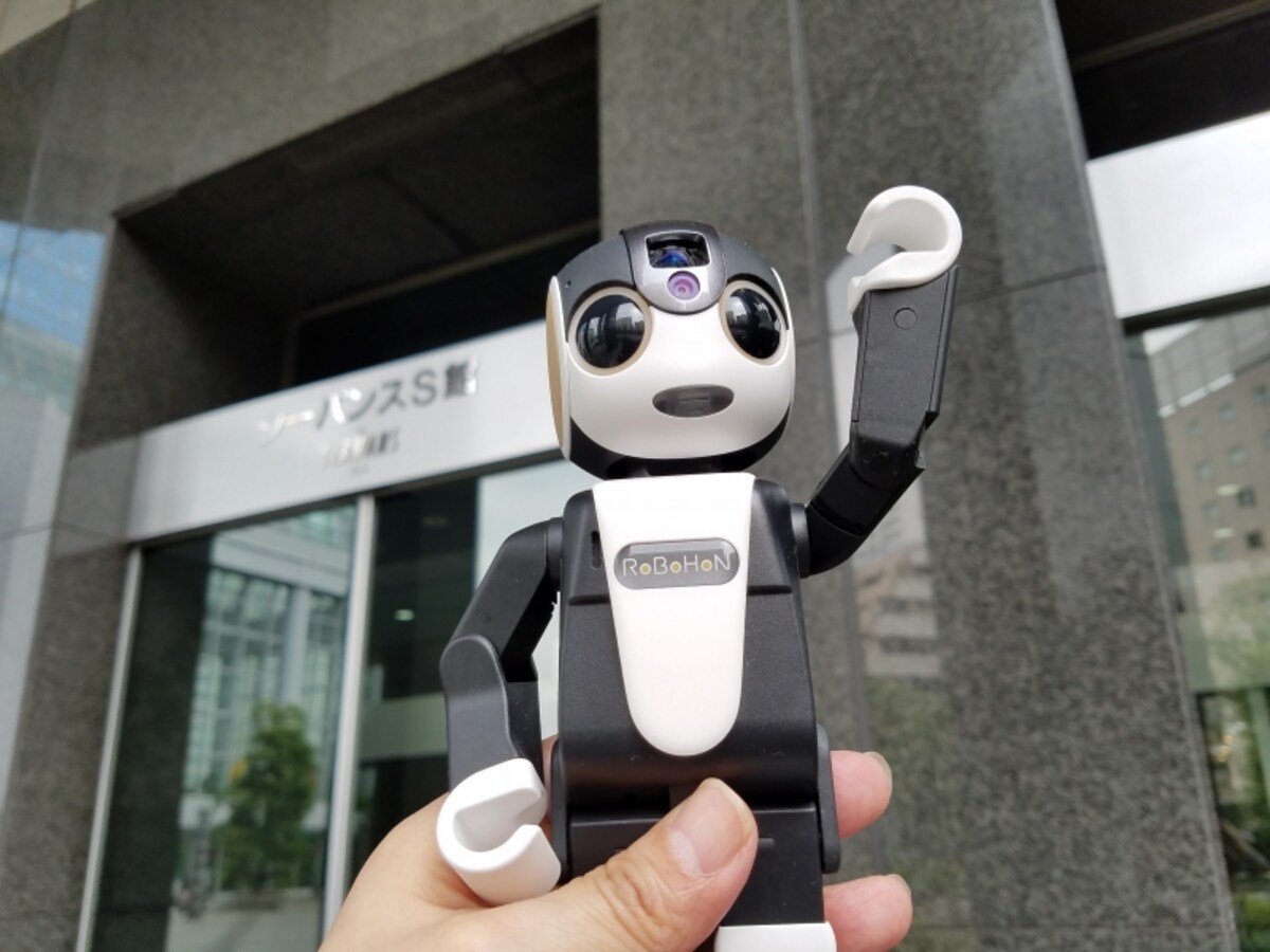 故郷（シャープ）の玄関前でロボホンと。