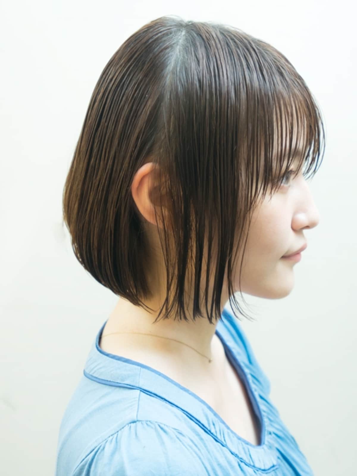 左右の耳を結んだ位置で分ける