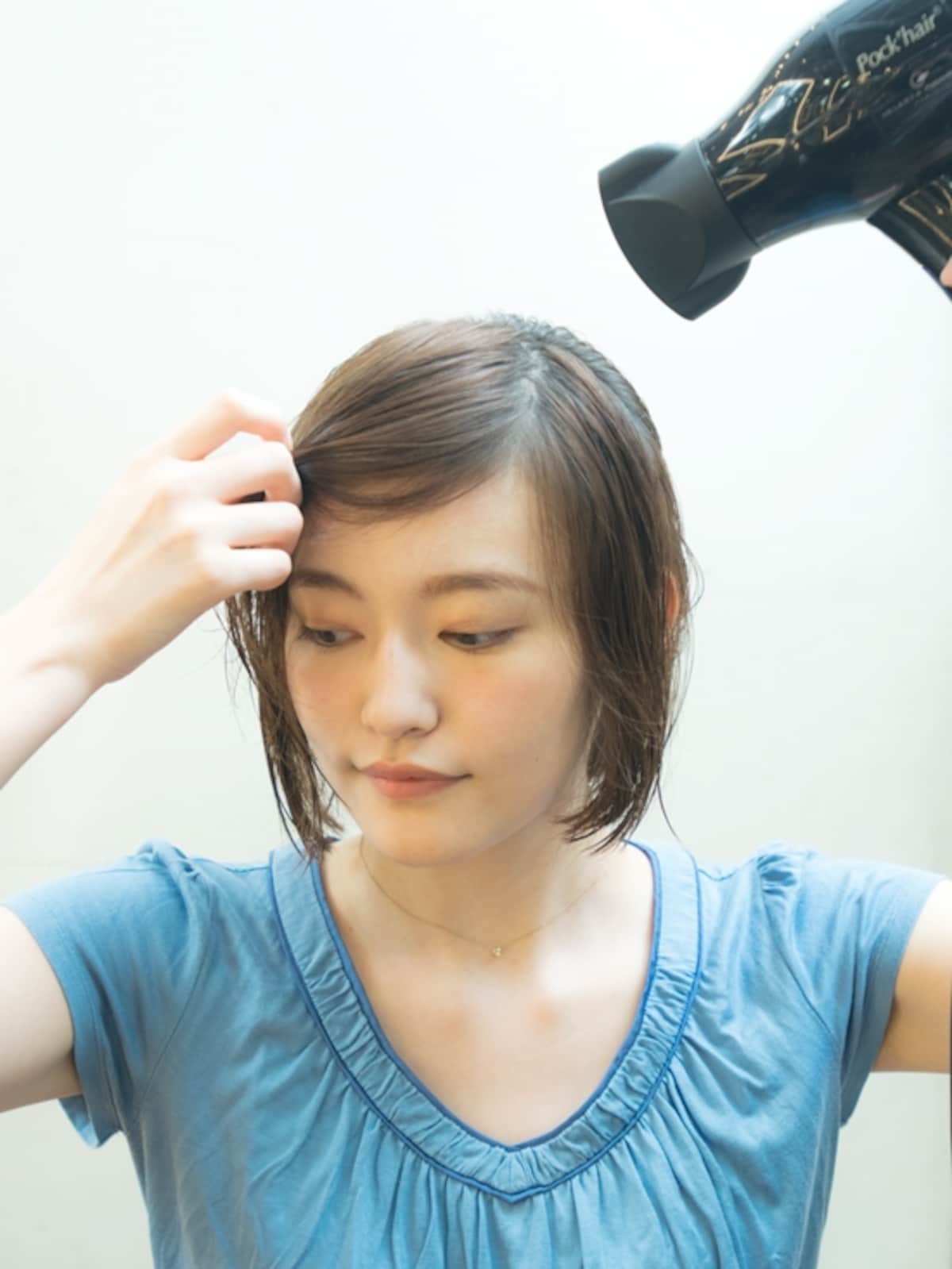 逆サイドに向かって斜め上から風をあてる