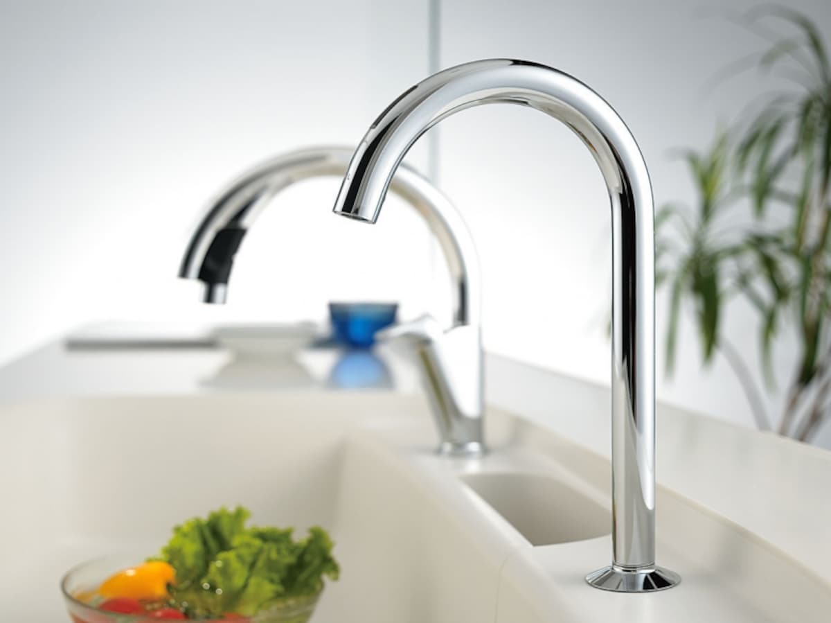 スリムなグースネックデザインに、タッチレス機能をプラスした浄水器専用の水栓。 カートリッジの交換時期が近づくと操作パネル上に表示。 [浄水器専用水栓 ナビッシュ ビルトイン型] 　 LIXIL　 http://www.lixil.co.jp/