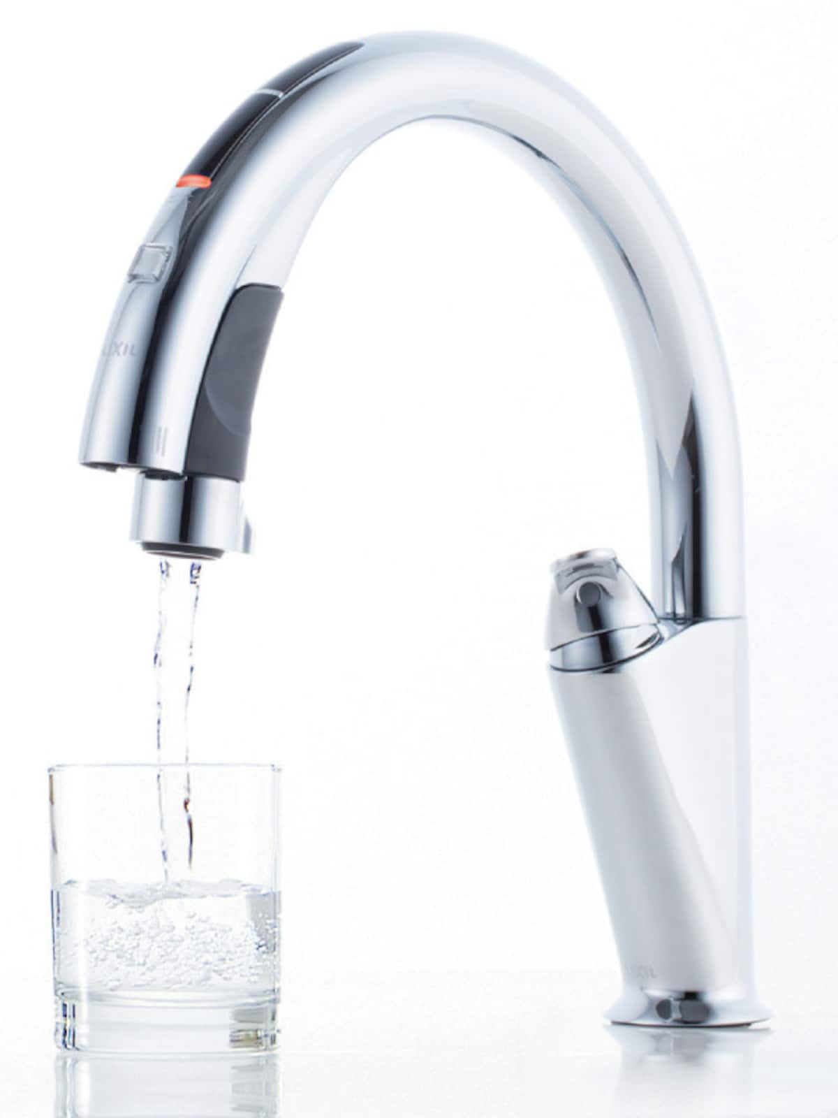 センサーに手をかざすだけで吐水・止水が可能。おいしい水がたっぷり使えるビルトイン型。カートリッジの交換時期が一目でわかるお知らせ機能付。[INAXハンズフリー水栓（浄水付）・キッチン用タッチレス水栓 ナビッシュ（浄水付）]　LIXIL