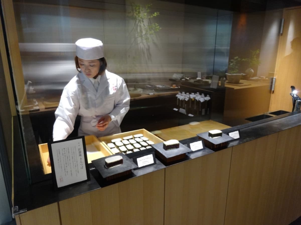 「叶 匠壽庵 東京ガーデンテラス紀尾井町店」の店内では「きんつば」が焼き上げられる様子が見られる