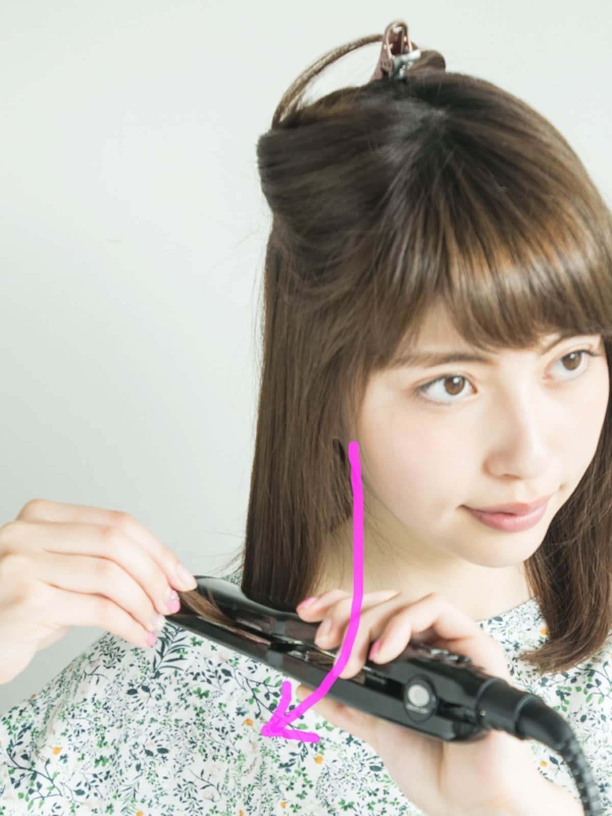 手首を外側に返したまま真下に降ろす