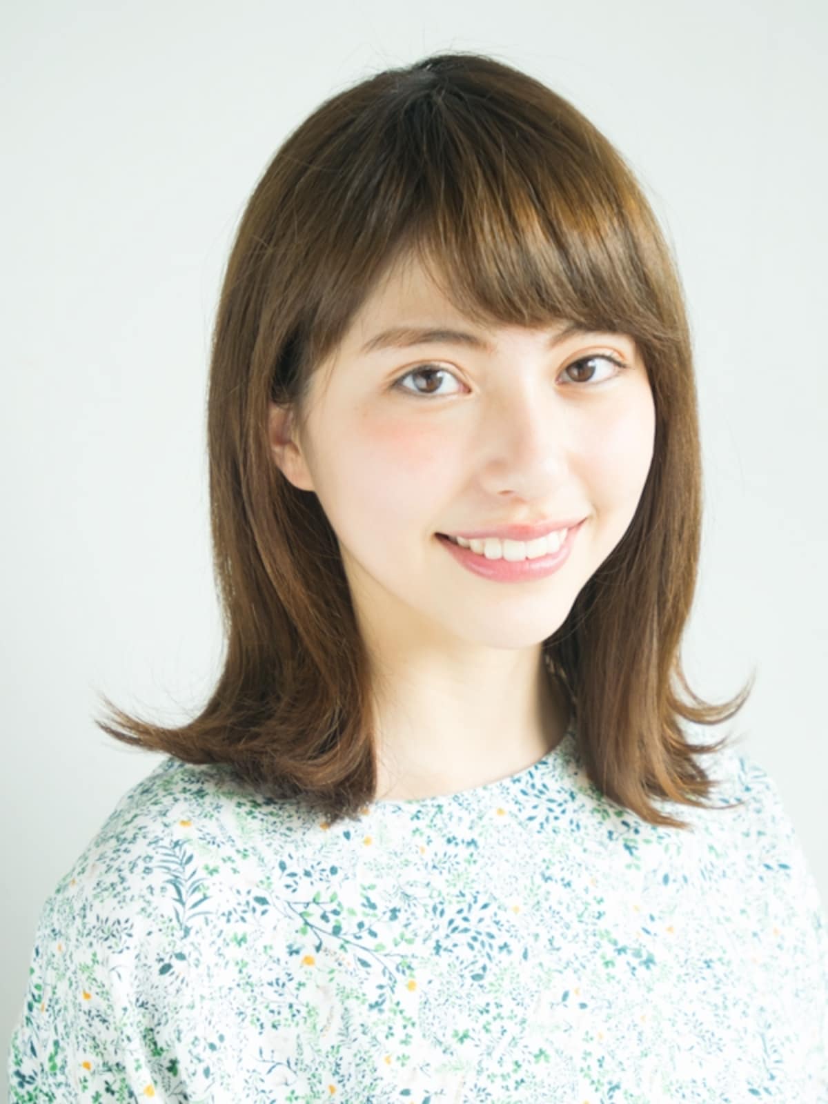 鎖骨あたりでコロンと跳ねる元気なヘア