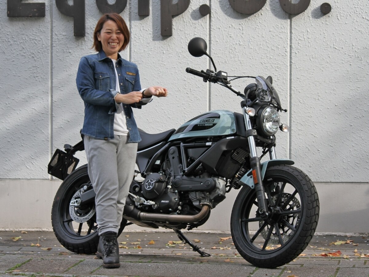 ドゥカティジャパンのスタッフ 原佐知子さんと愛車スクランブラーSixty2