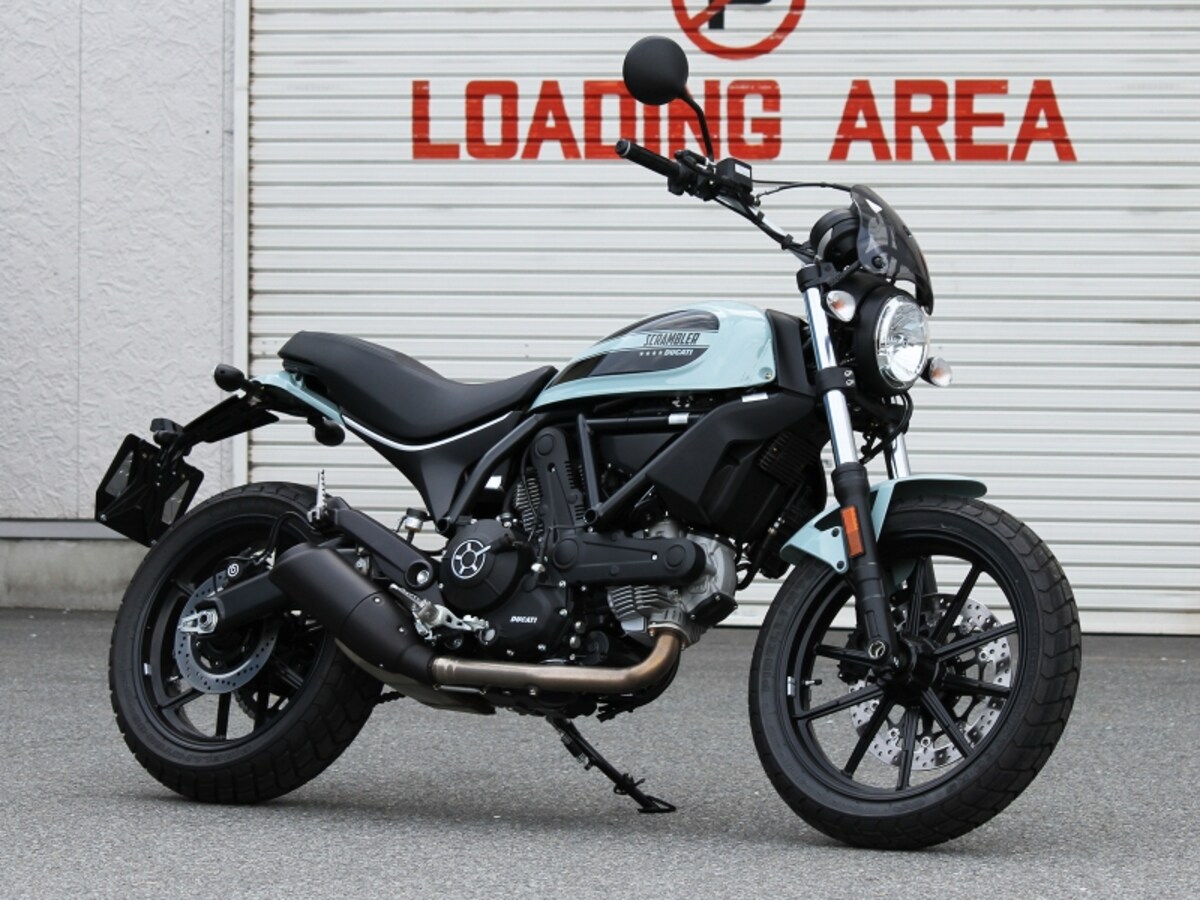 原さんの愛車は普通自動二輪免許で乗れる排気量400ccのドゥカティ スクランブラーSixty2（オーシャングレー）