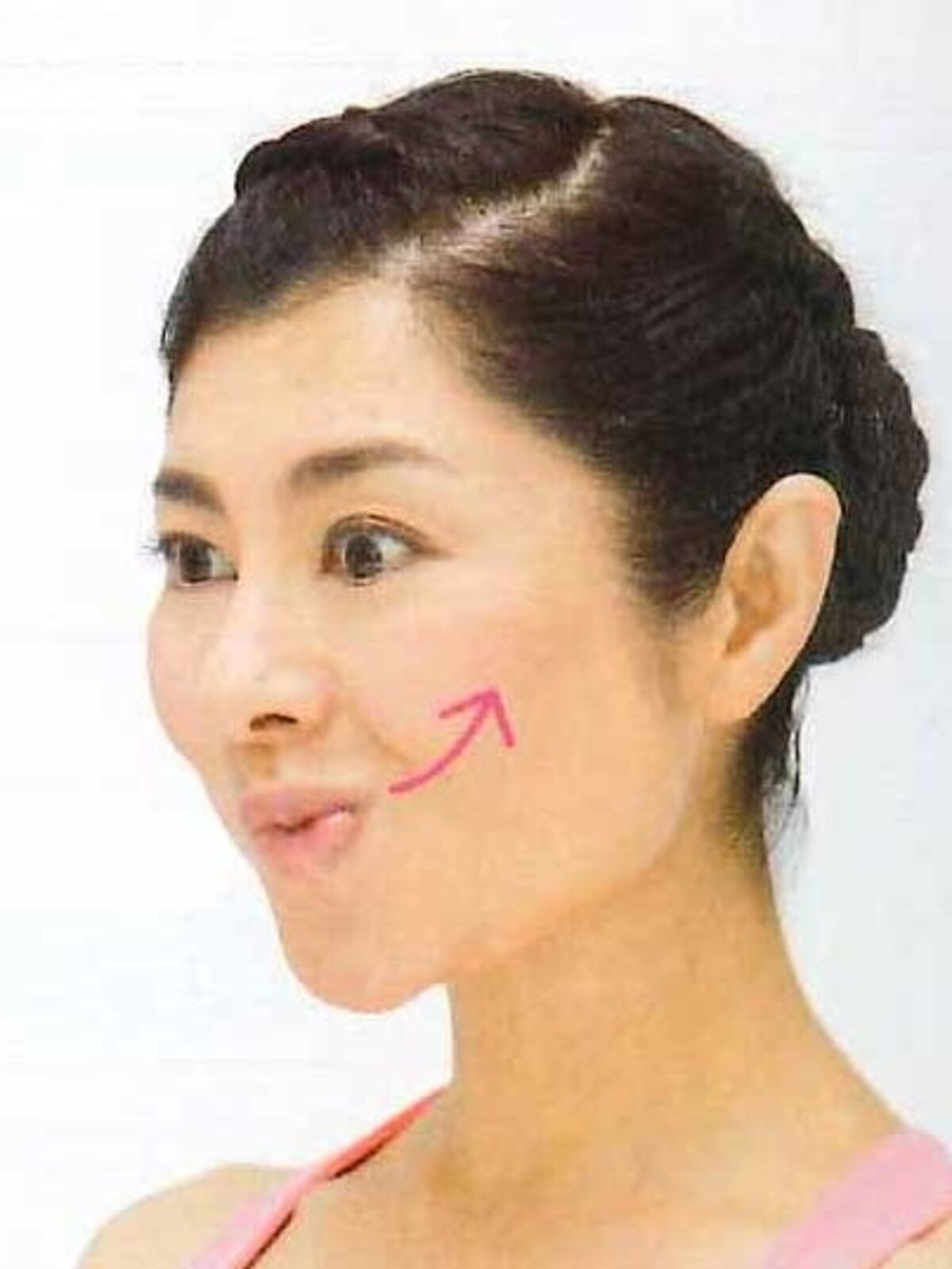 伸ばした側のほおが平らになっているかチェック