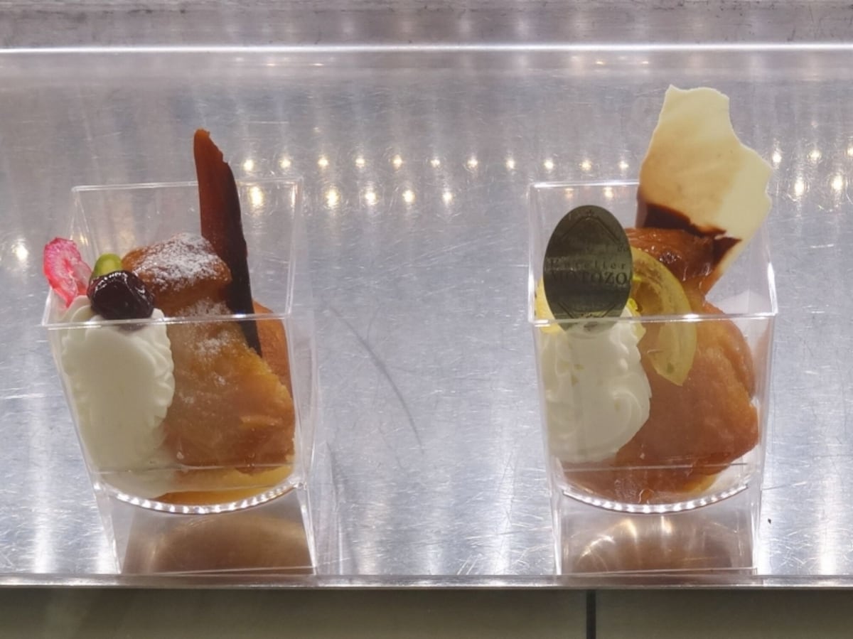「ラトリエ モトゾー」の「ババ アル ラム」（写真左）と「ババ アル リモンチェッロ」（写真右）（税別各420円）