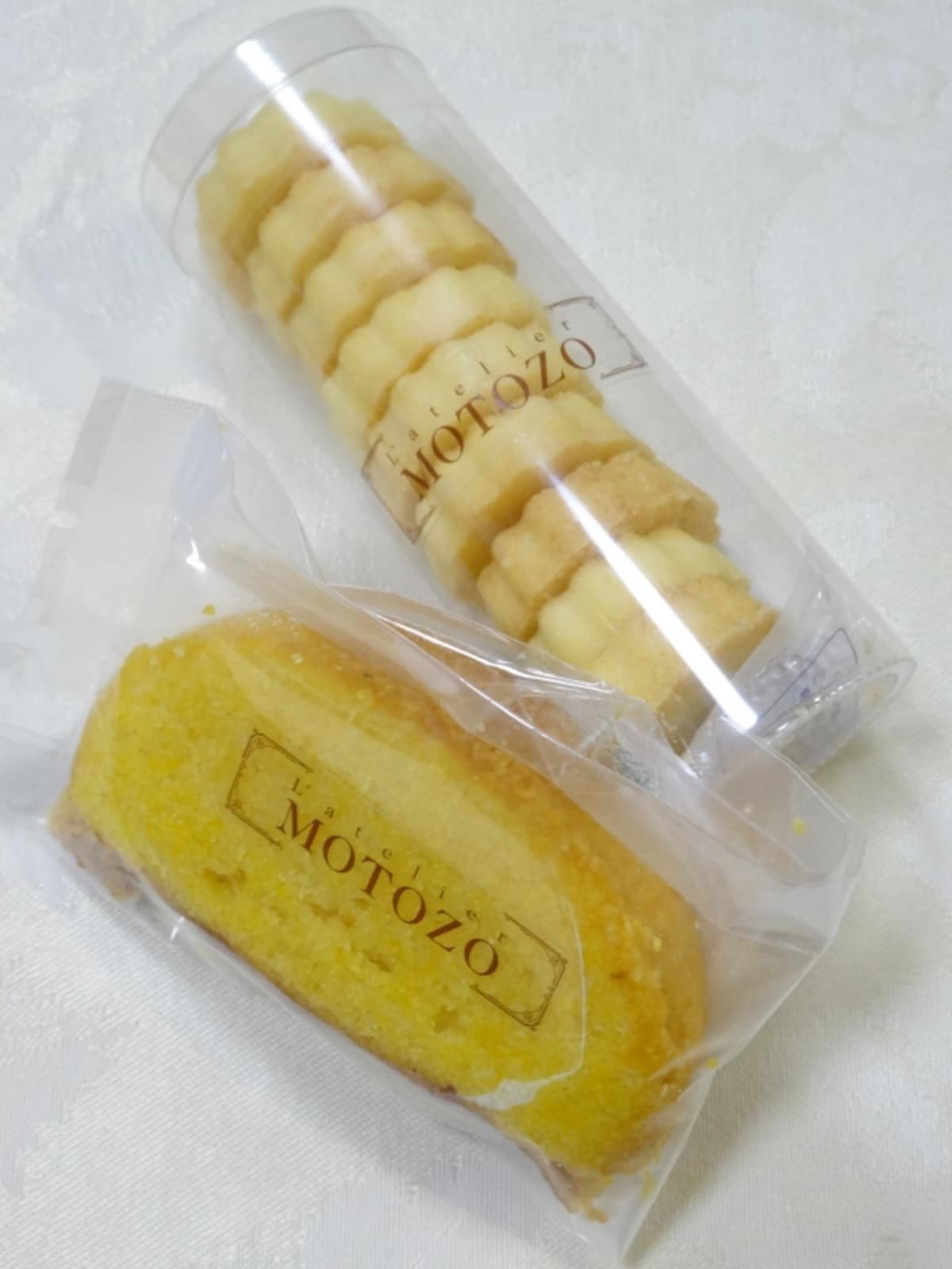 「ラトリエ モトゾー」の「アモール ポレンタ」（ホールサイズ税別1400円、カットサイズ税別300円）と「ストレーザ」（税別600円）