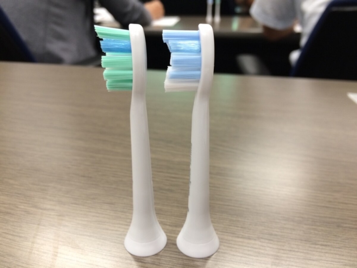 新発売のプロリザルツガムヘルス ブラシヘッド（右）と、既発のプロリザルツプラークディフェンスブラシ（左）の比較。中央の白い毛が長くなっているのがよくわかる