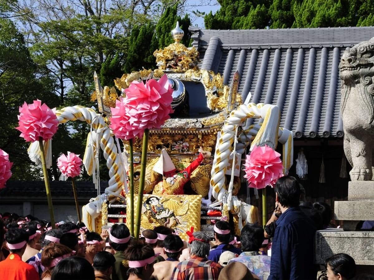 神輿（みこし）は神の乗り物なので、神社を出て地域をめぐり、神社に帰ってきます