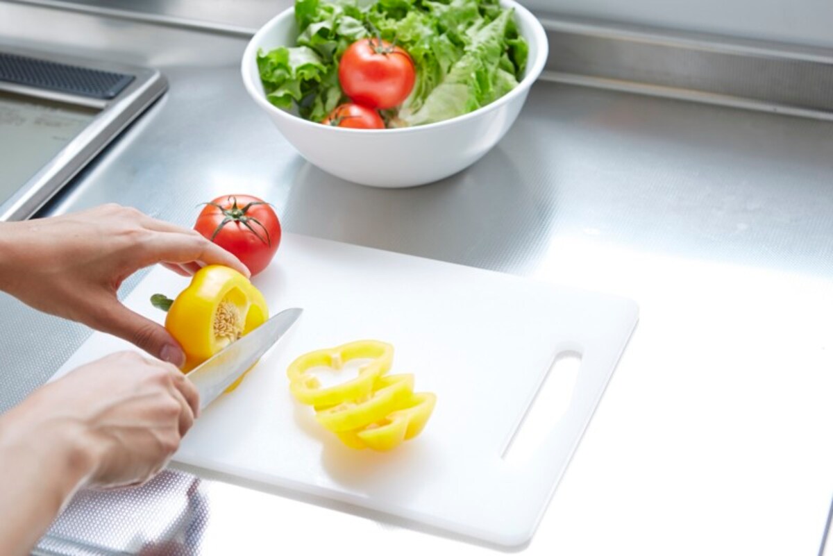 食事のしたくをしながら洗濯機を回し、子どもの面倒をみる。本当に大変。