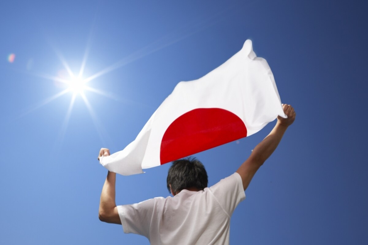 日の丸を掲げる男性