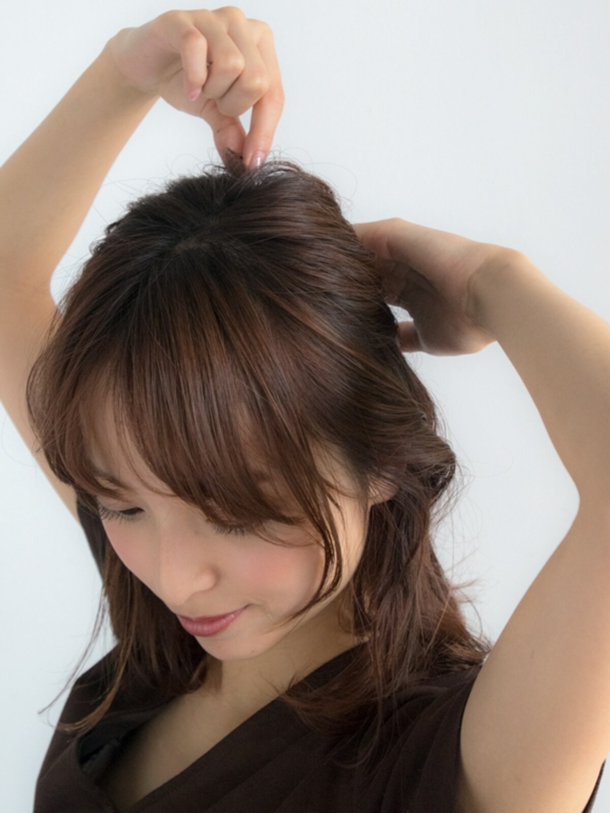 トップの髪をつまんで引き出す