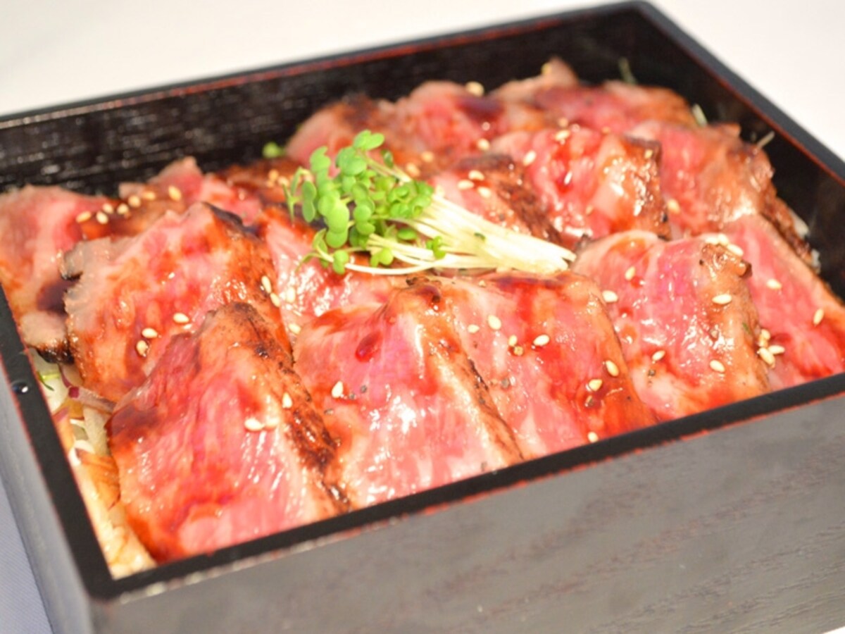 国産牛ロース肉の開化ステーキ重(3000円税別、ディナータイムは税サ料別)(画像提供:山手十番館)