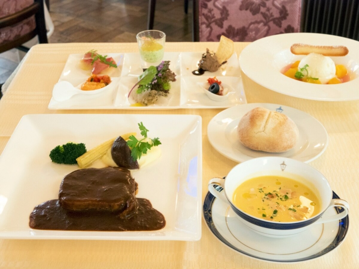 セレクションランチ(2800円税別)では、魚、ポーク、特製タンシチュー(+800円)の3種類からメインディッシュが選べます(2016年9月14日撮影)