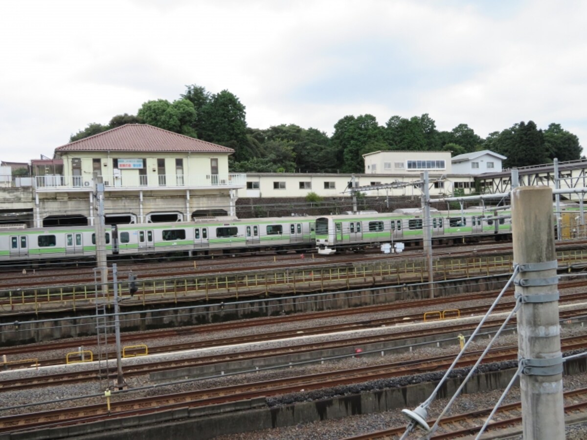 線路を挟んで鶯谷駅