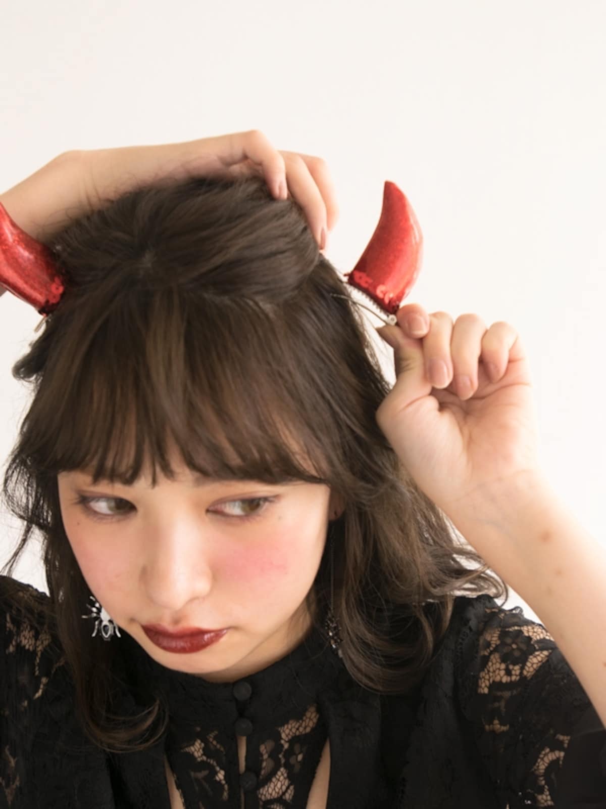 角アクセのクリップ部分が隠れるように