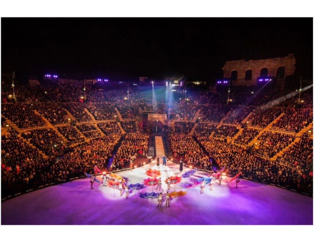 ファンタスティックで魅惑的な世界を演出「Intimissimi on Ice」
