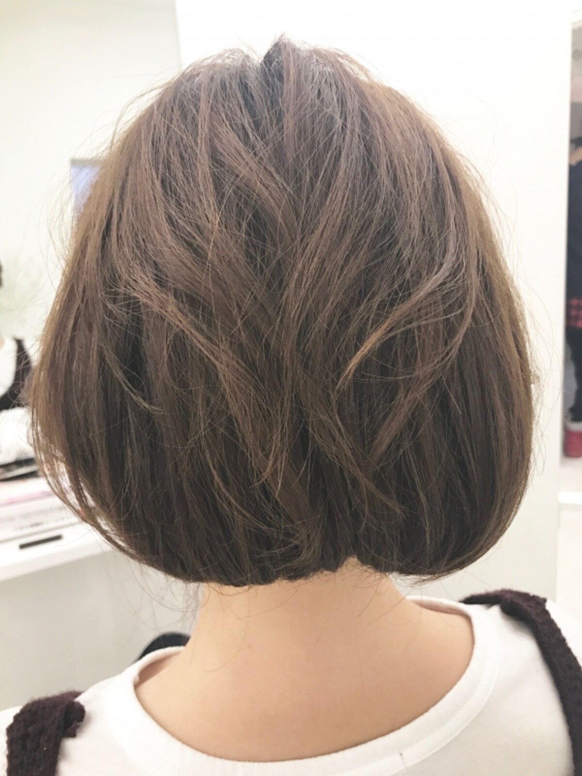 表面の髪をラフに散らす