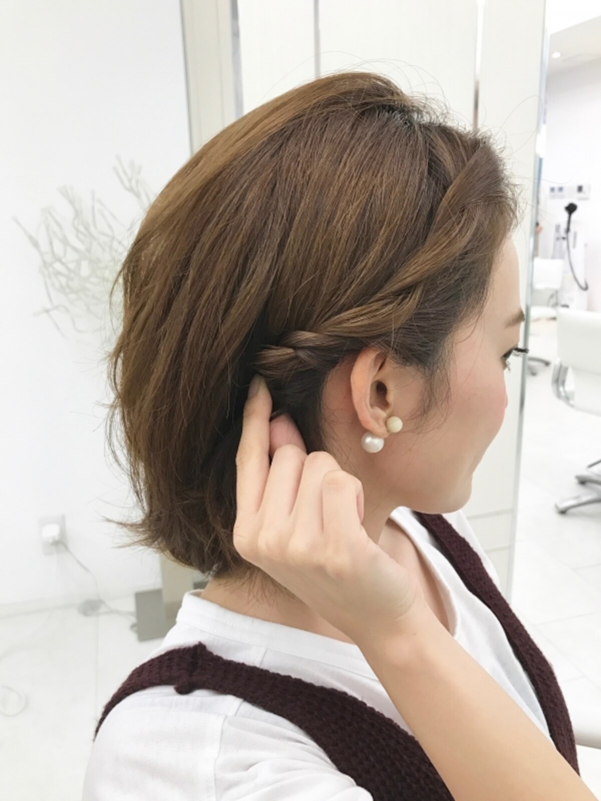 顔まわりの髪は耳後ろまでねじり編み込みに
