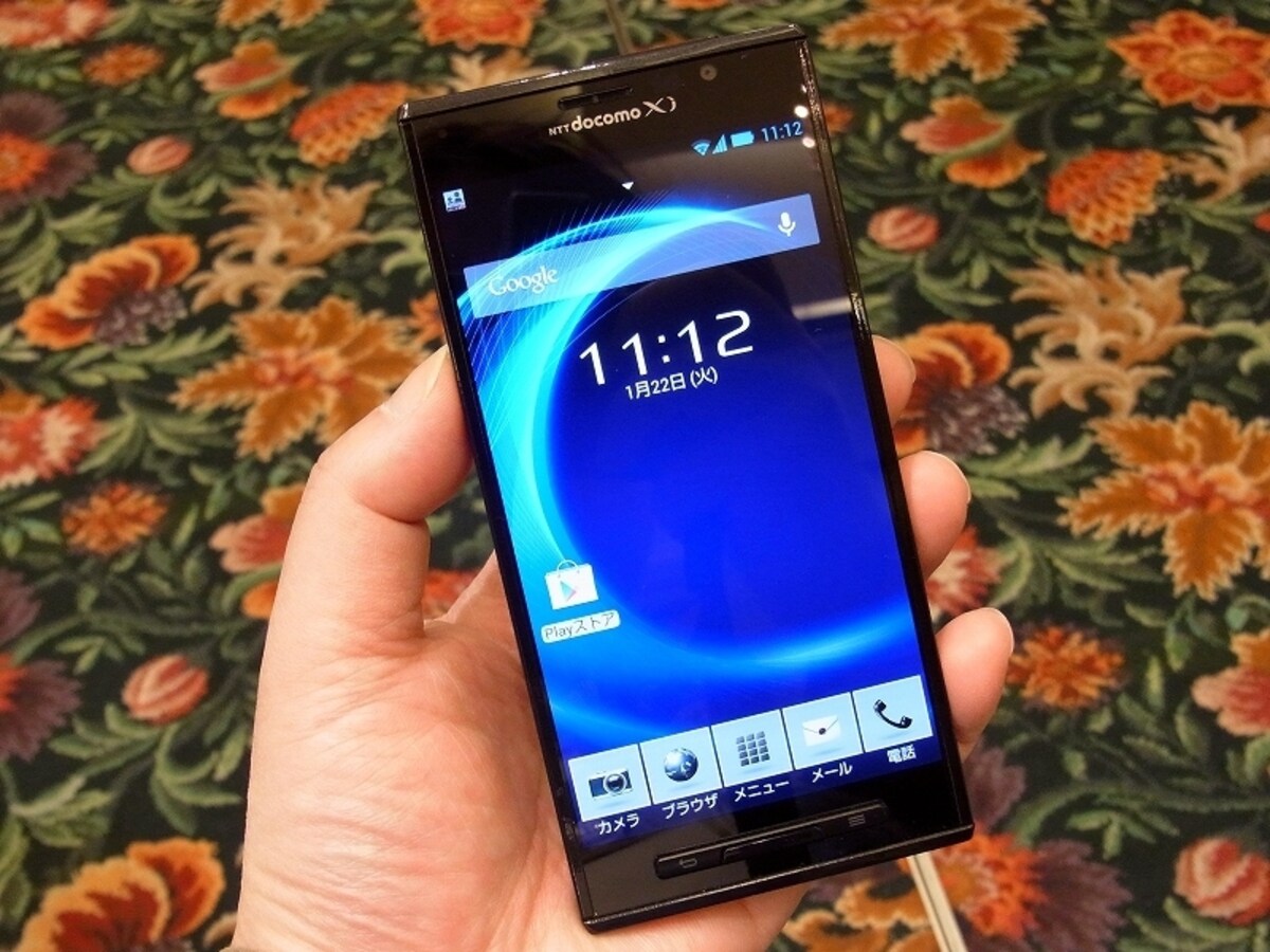片手で扱えるスリムな5インチフルHD　高速スマートフォンELUGA X P-02E