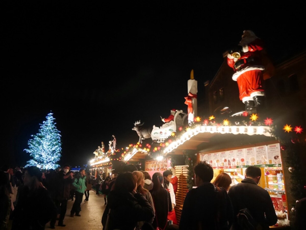 ドイツから運ばれてきたヒュッテ（木の小屋）が並び、暖かいフード、ドリンクやクリスマスグッズを販売（2016年11月25日撮影）