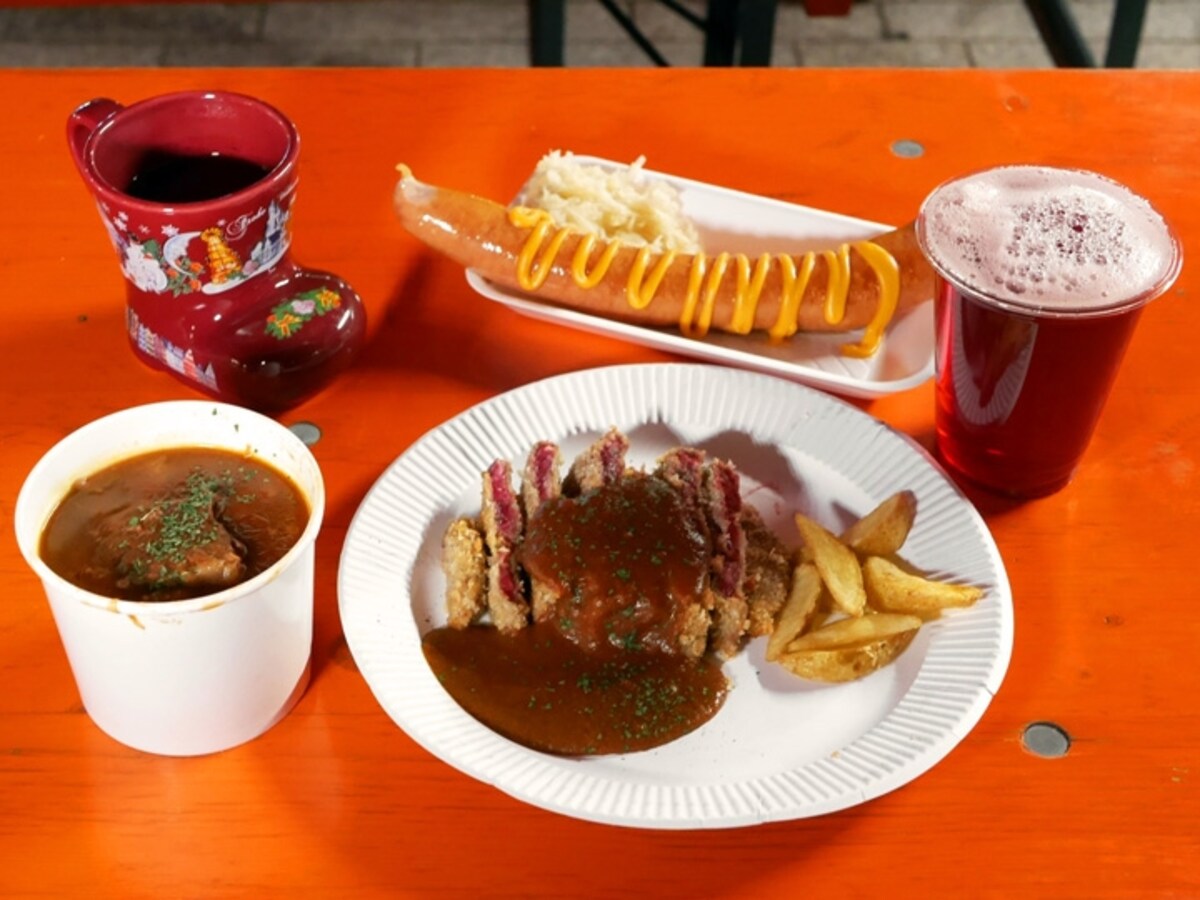 シュニッツェル（牛サーロインカツレツ、写真中央）といったドイツの名物料理を販売（2016年11月25日撮影）