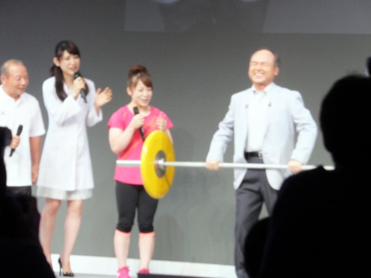孫社長は鍛えている？スギちゃんが上がらなかったバーベルをあげる