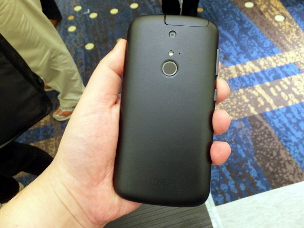 ARROWS A 301F　ラウンド形状の背面