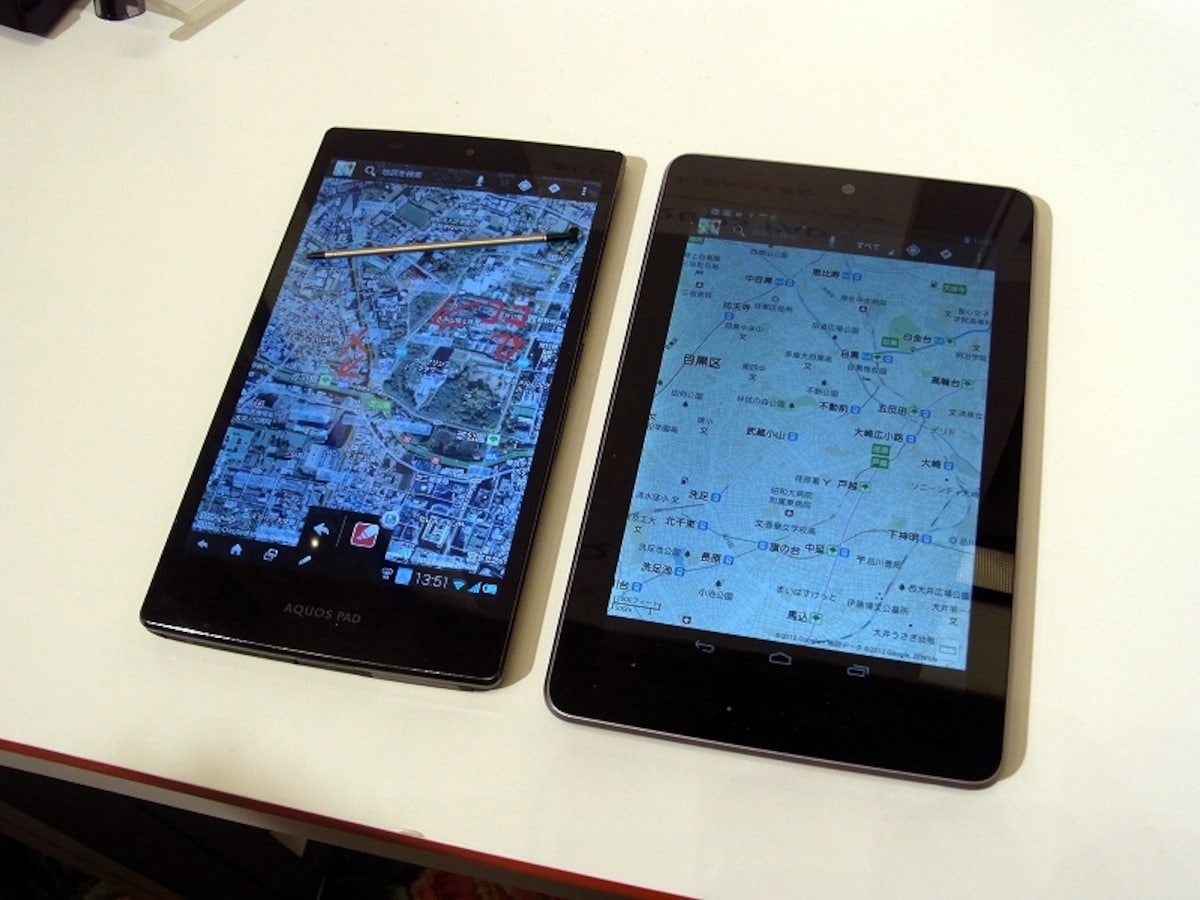 AQUOS PAD （左）とnexus7（右）を比較するとAQUOS PAD のスリムさがわかる