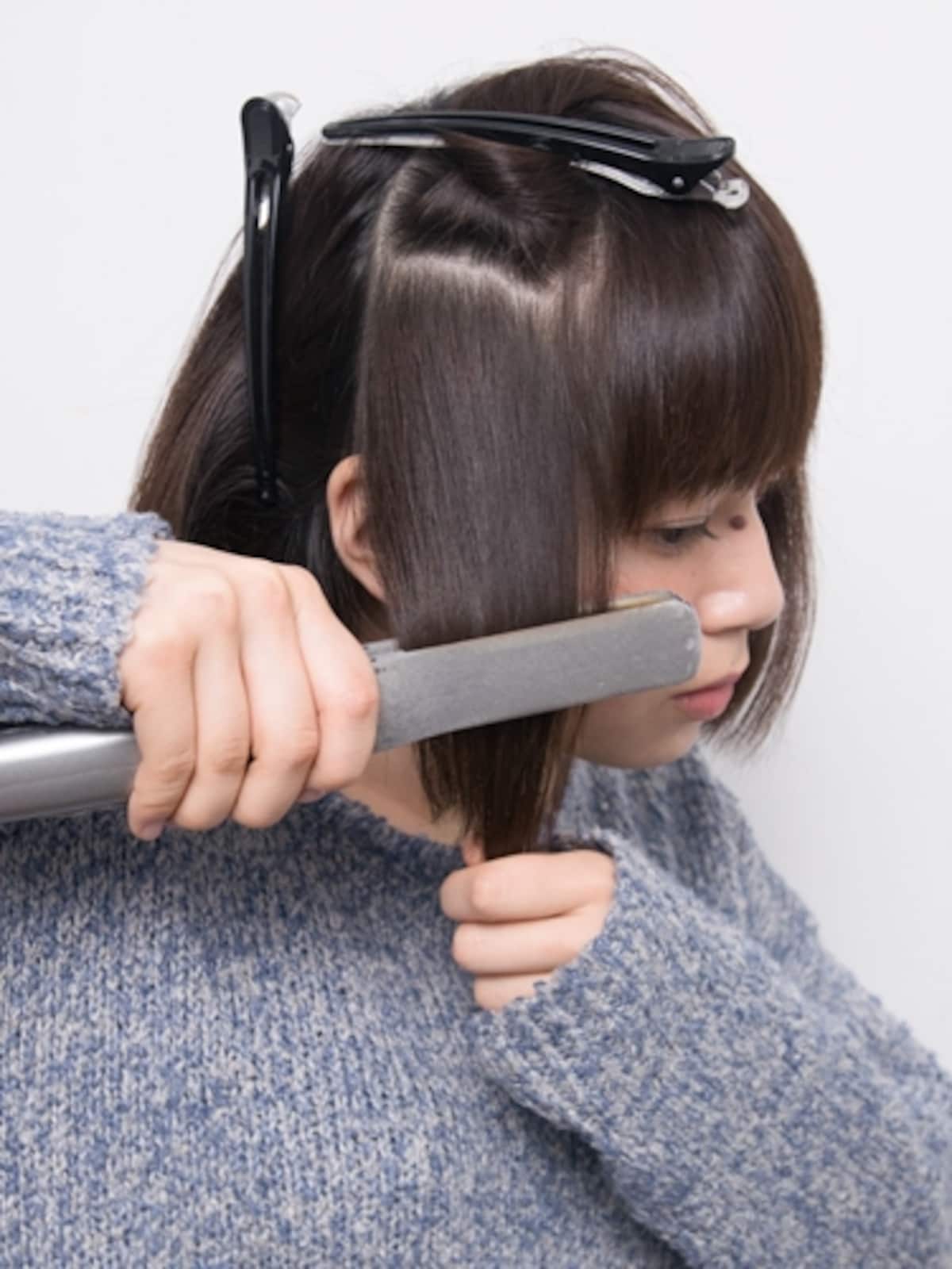 髪に対してアイロンで平行にはさむ