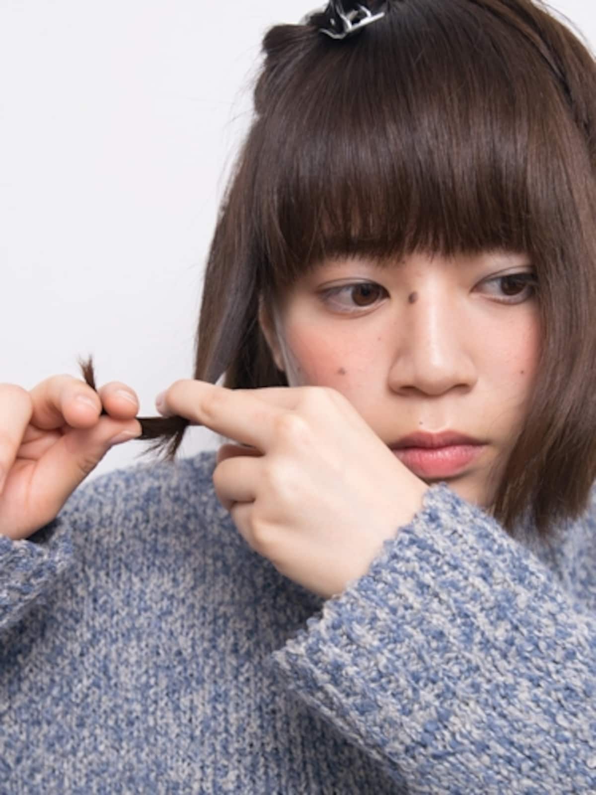 指で持ちながらアイロンの熱を冷ます