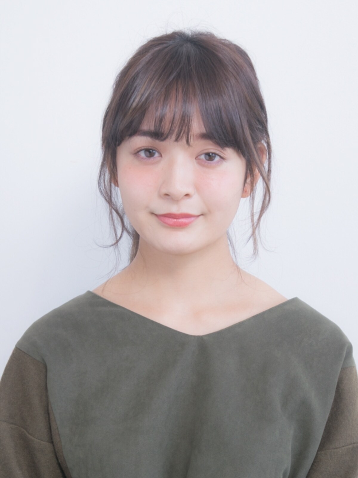 おくれ毛を巻いたひとつ結び