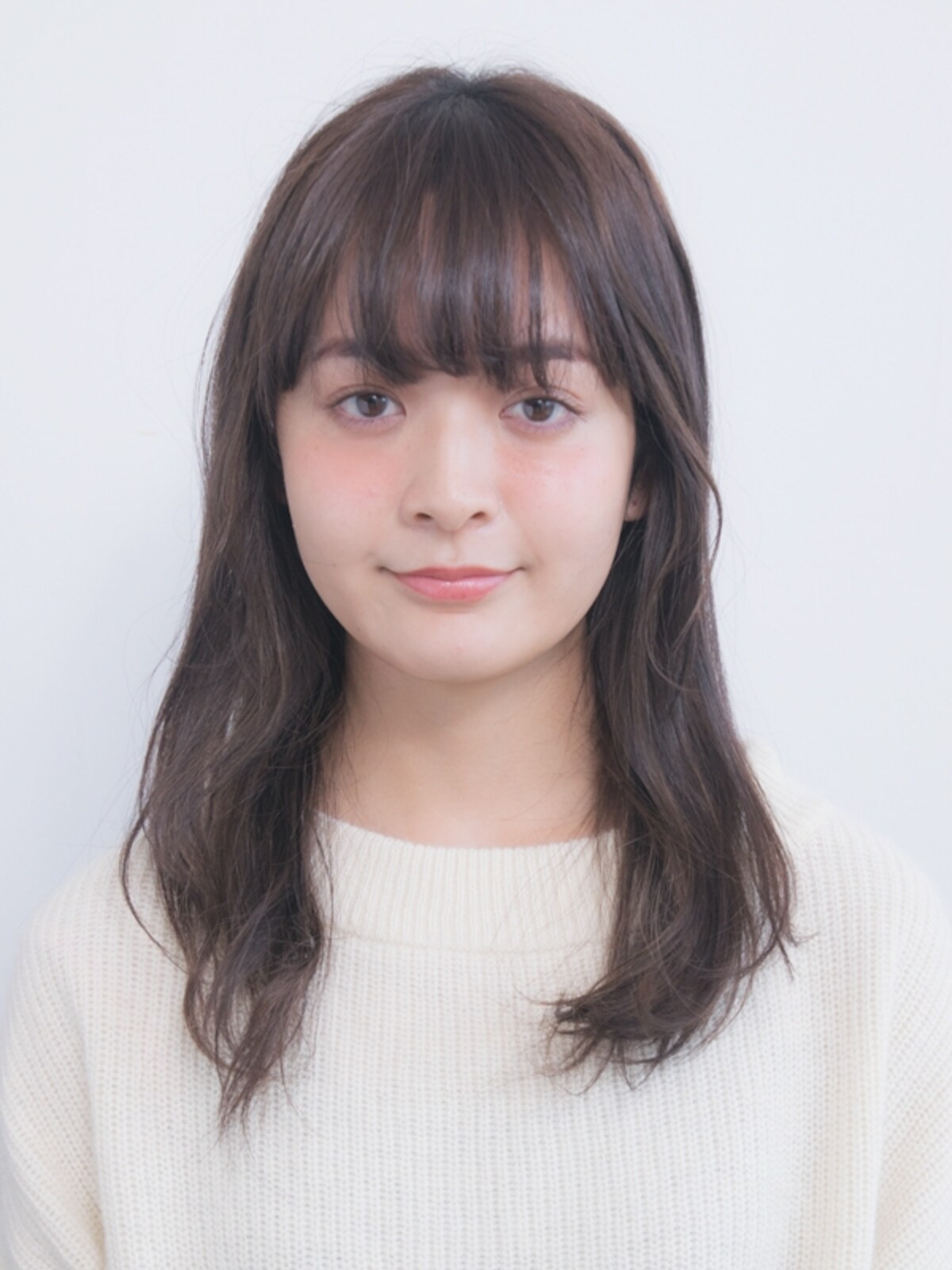 ゆるいクセのあるセミロング