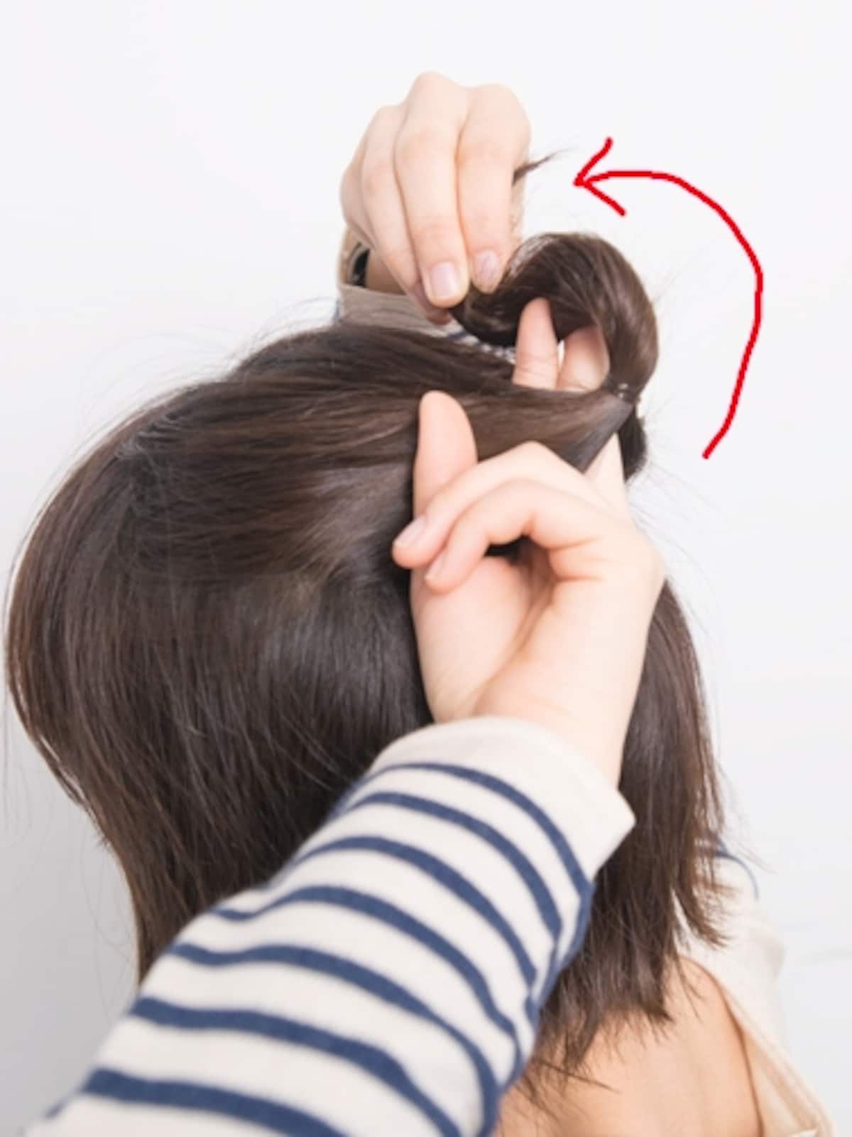 指でしっかりと挟みながら毛先を入れる