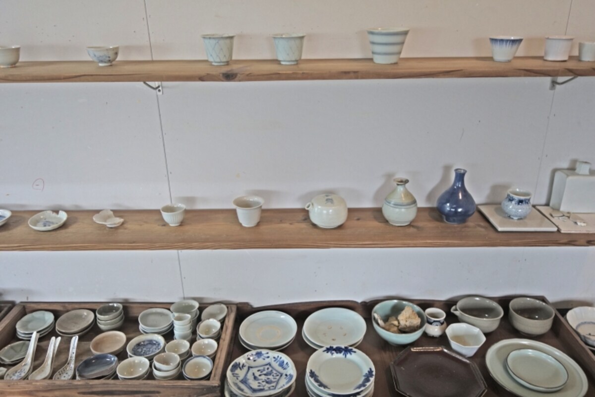 工房の一角。ご本人作の器と古いものがランダムに混ざっていて、もはや見分けが付きにくい。
