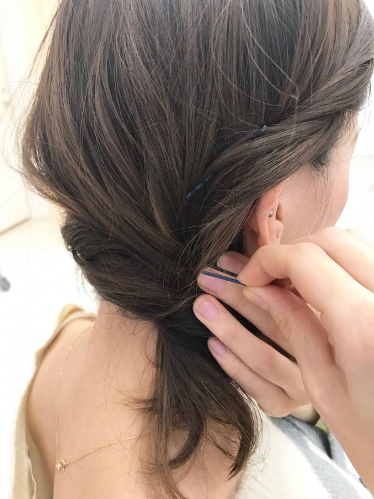 毛先を内側に隠してピンで留める