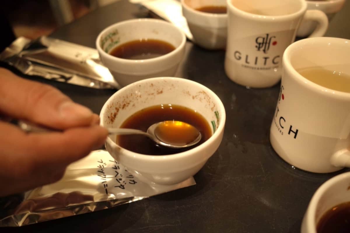 カッピングをしてコーヒー豆を決定