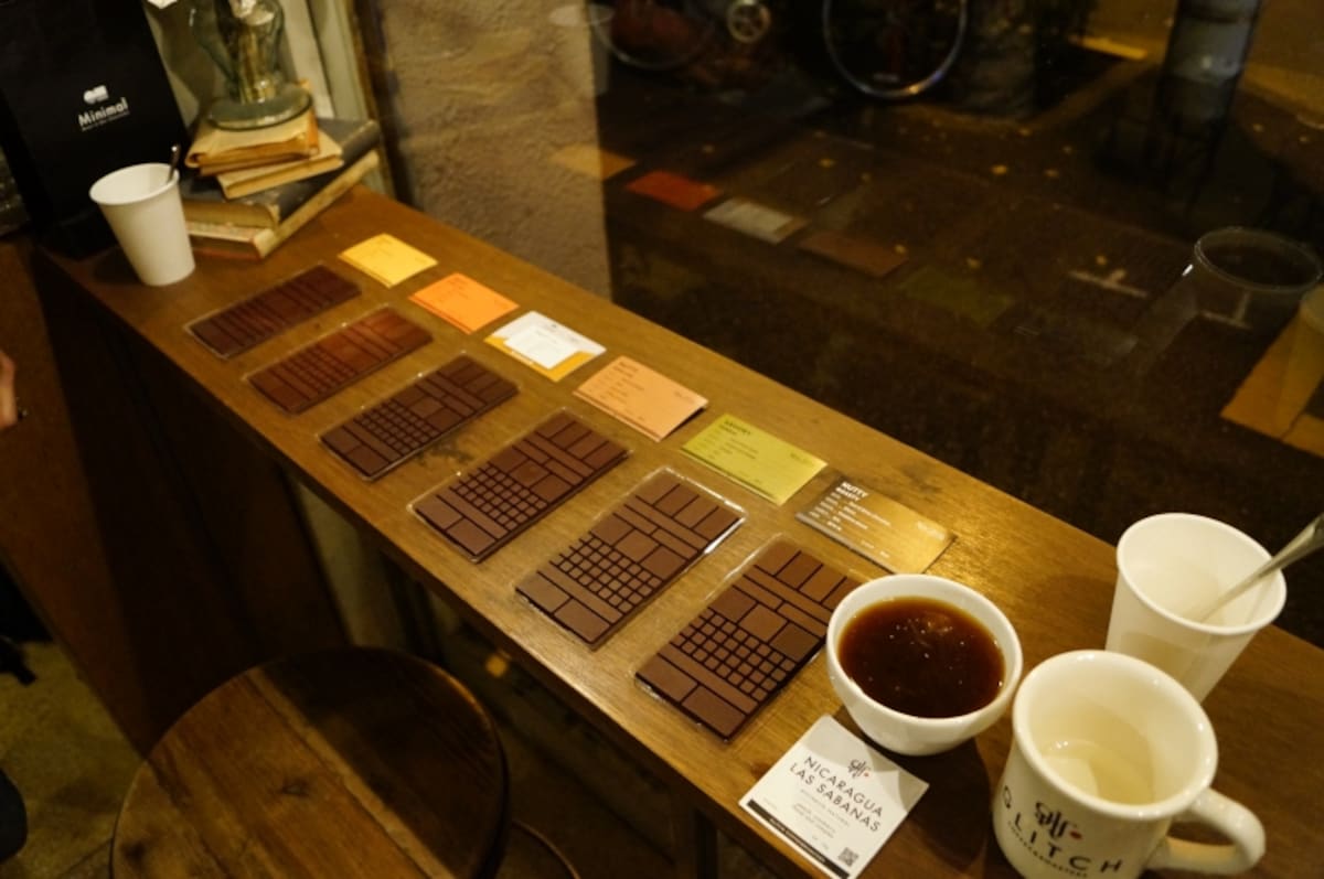 GLITCHの鈴木さん、Minimalの田淵さんを中心に何種類ものチョコレートをペアリングして決定