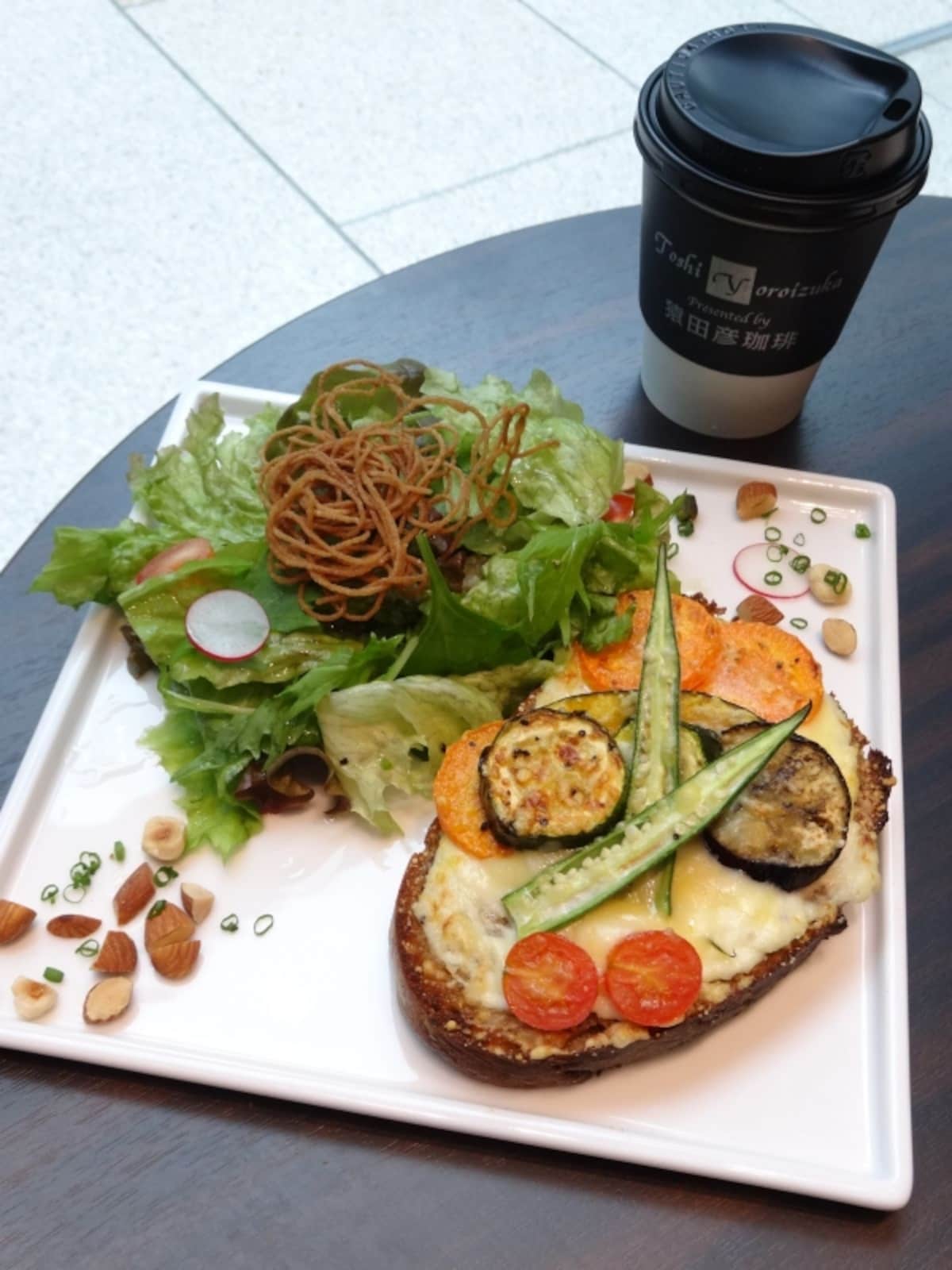 「トシ・ヨロイヅカ 東京」1階カフェでいただける「タルティーヌ」レギューム(季節の野菜)(税込1,100円)