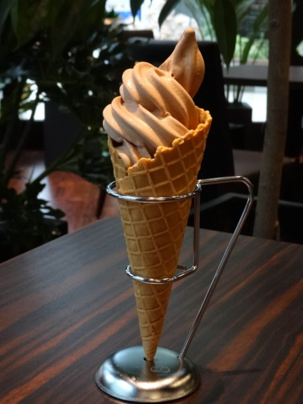 「トシ・ヨロイヅカ 東京」1階カフェでいただける「ソフトクリーム“エクアドル・ショコラ”」(税込380円)