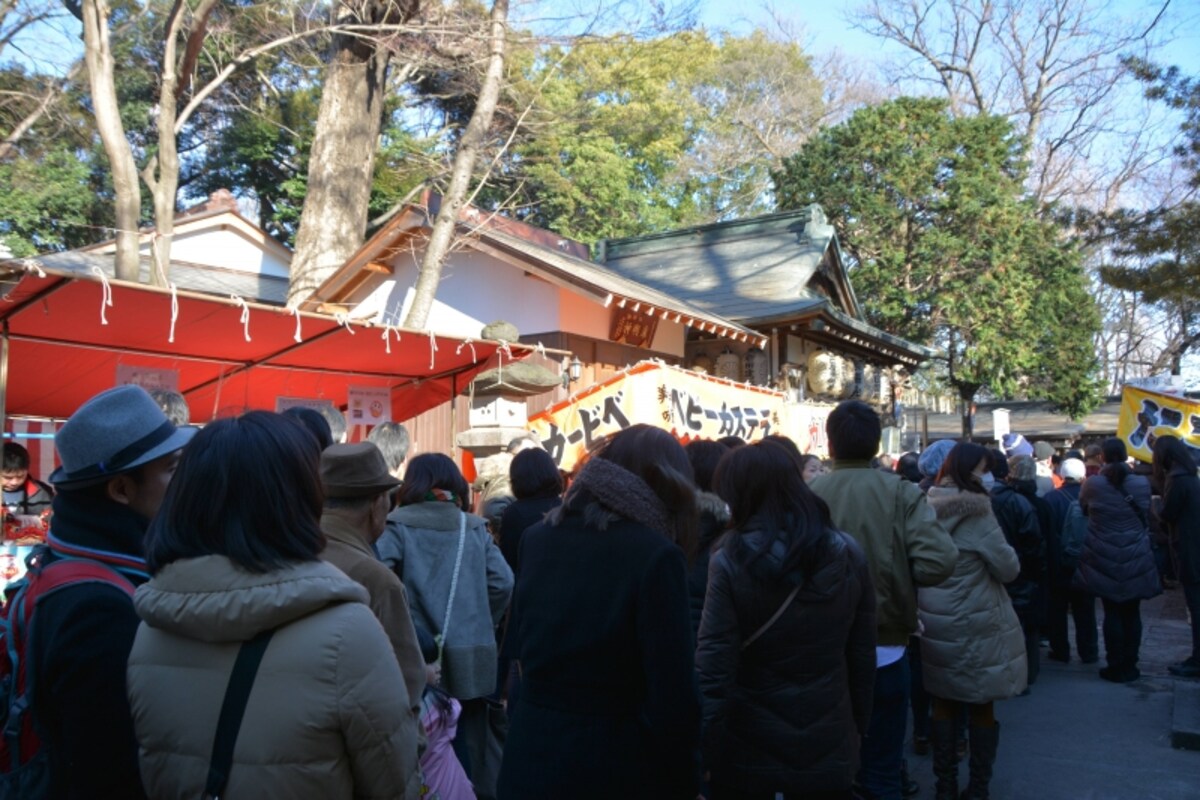両側に露店が隙間なく並ぶ参道
