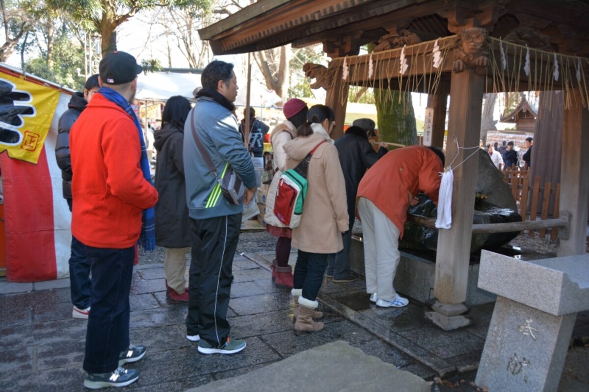 参拝前に身を清める手水舎