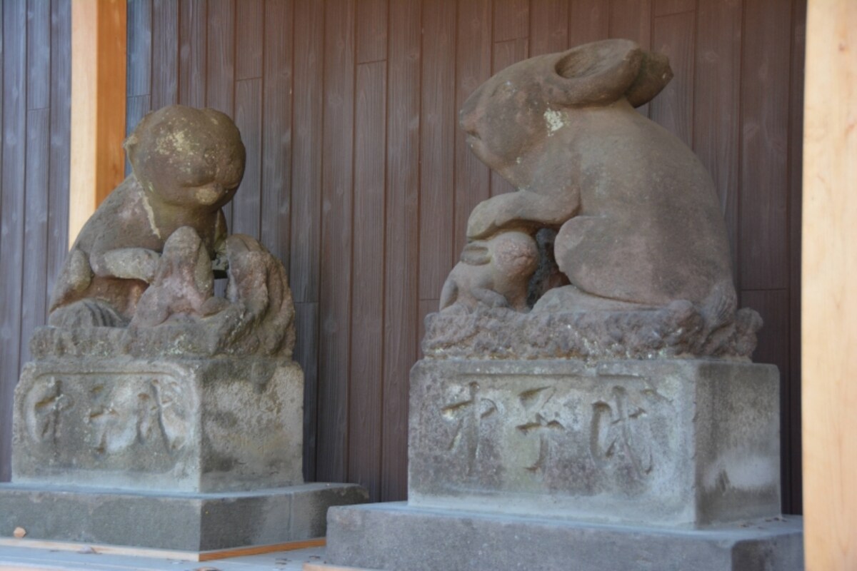 神社で最も大きな1対のウサギの石像