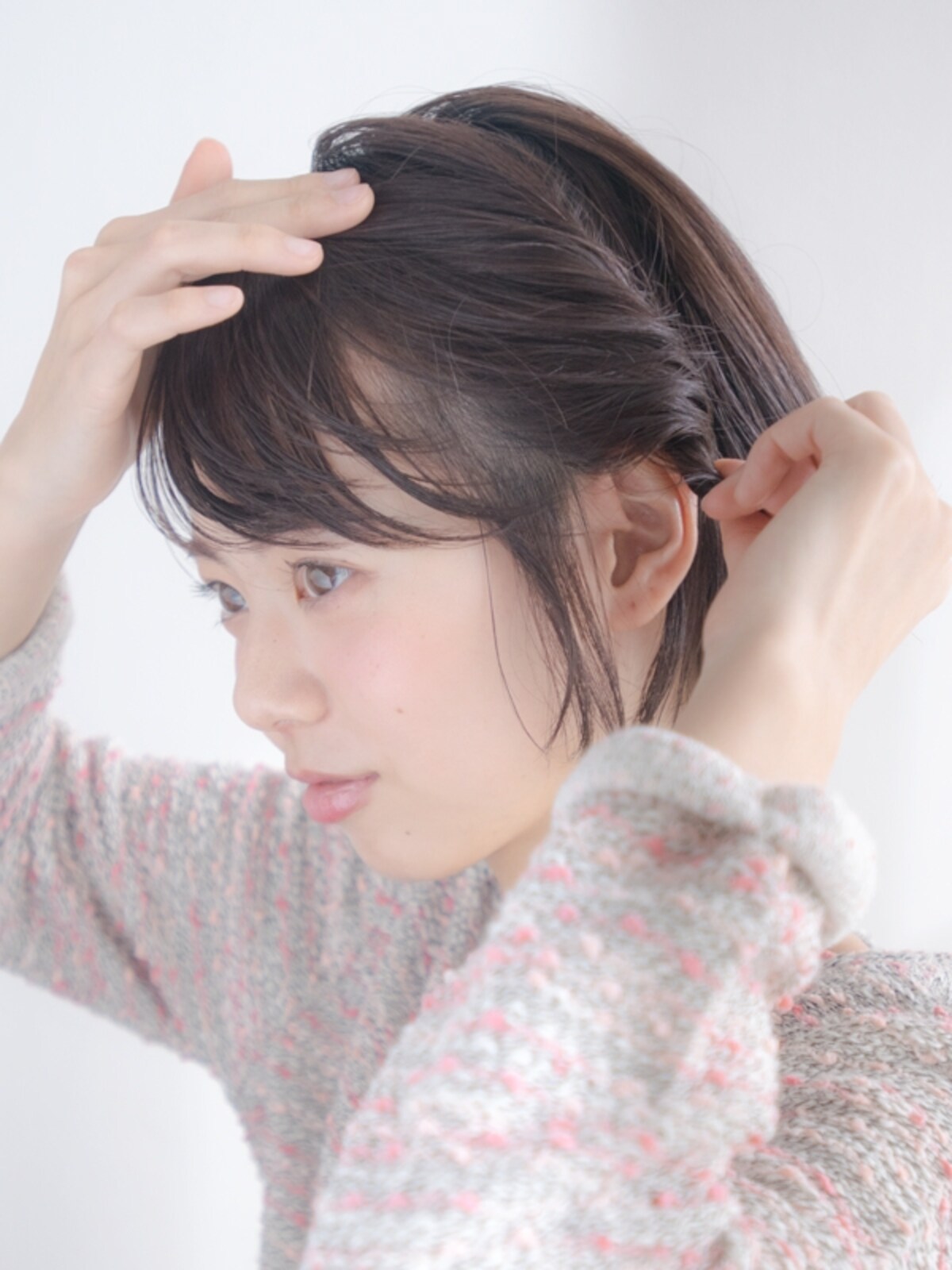 そのまま耳後ろまでねじる