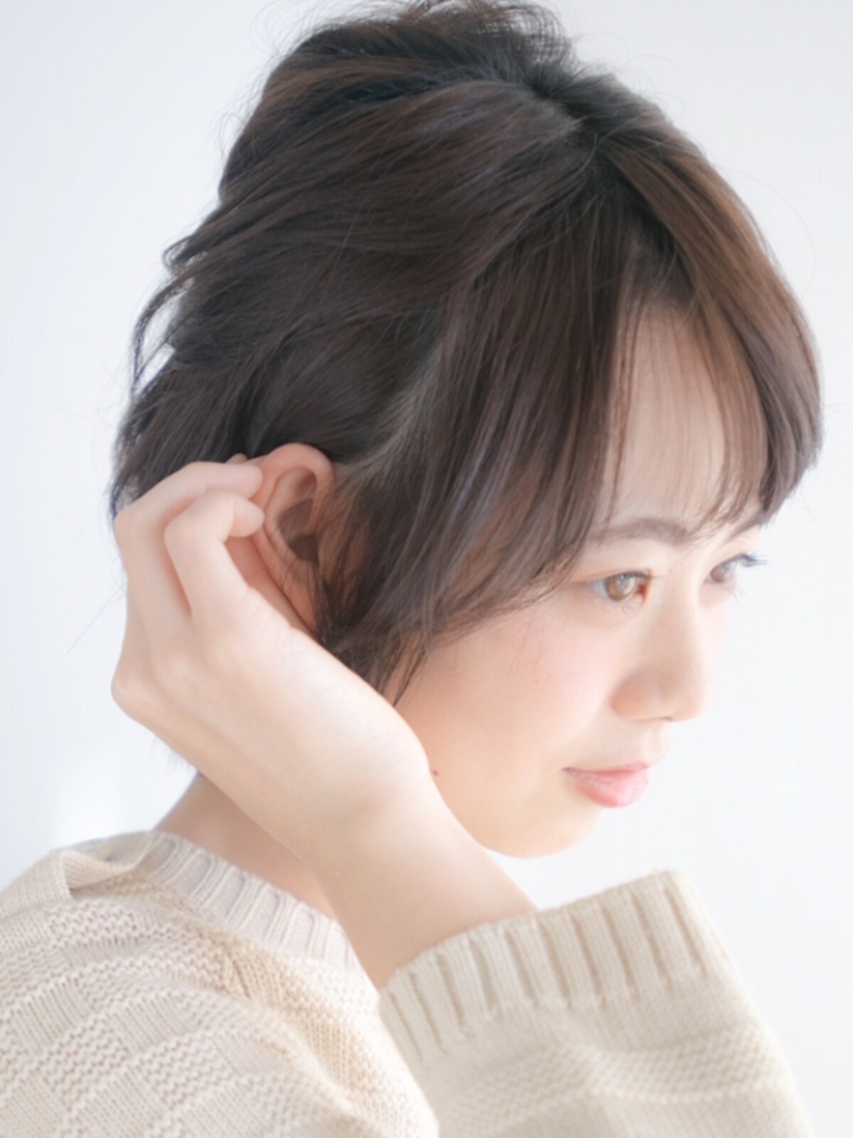 耳に掛けスタイルで女性らしく